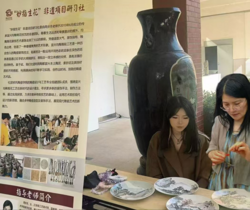 “妙指生花”非遗项目研习社开展社团风采展示活动