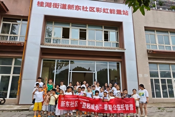 趣味科学手工课堂开课！柚伴桑榆实践队带领孩童制作红绿灯模型