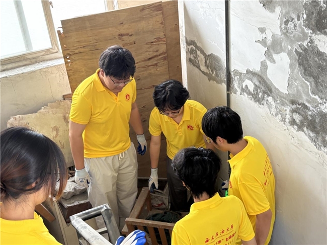 西南石油大学“知行筑治”实践队深入成都社区开展环境整治与帮扶服务